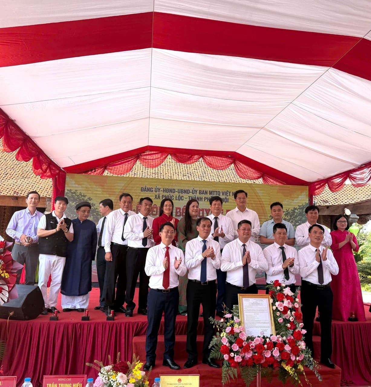 Đại biểu tham dự lễ công bố điểm du lịch di tích Đình Vân Cốc tại xã Phúc Lộc, Hà Nội