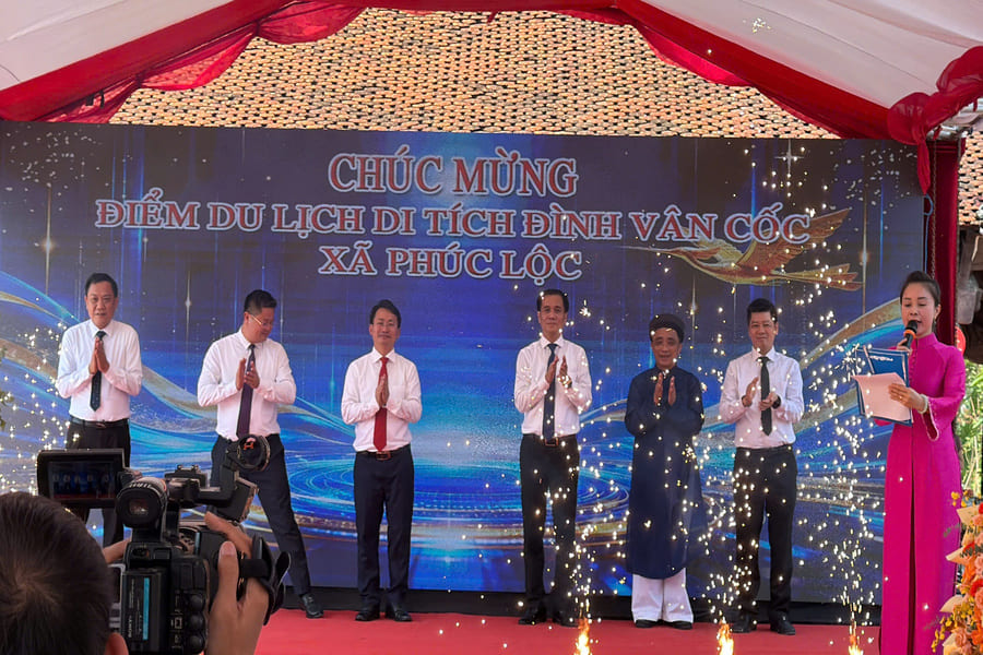 Các đại biểu chúc mừng điểm du lịch di tích Đình Vân Cốc tại lễ công bố