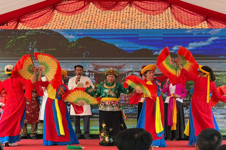 Tiết mục biểu diễn nghệ thuật truyền thống tại lễ công bố điểm du lịch Đình Vân Cốc