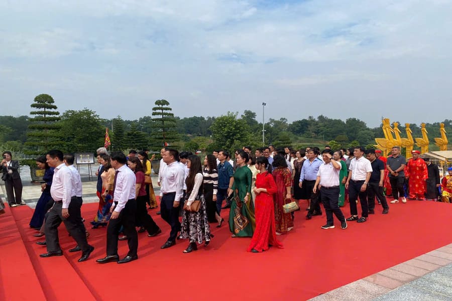 Các đại biểu tham dự hoạt động tại Làng Văn hóa – Du lịch các dân tộc Việt Nam